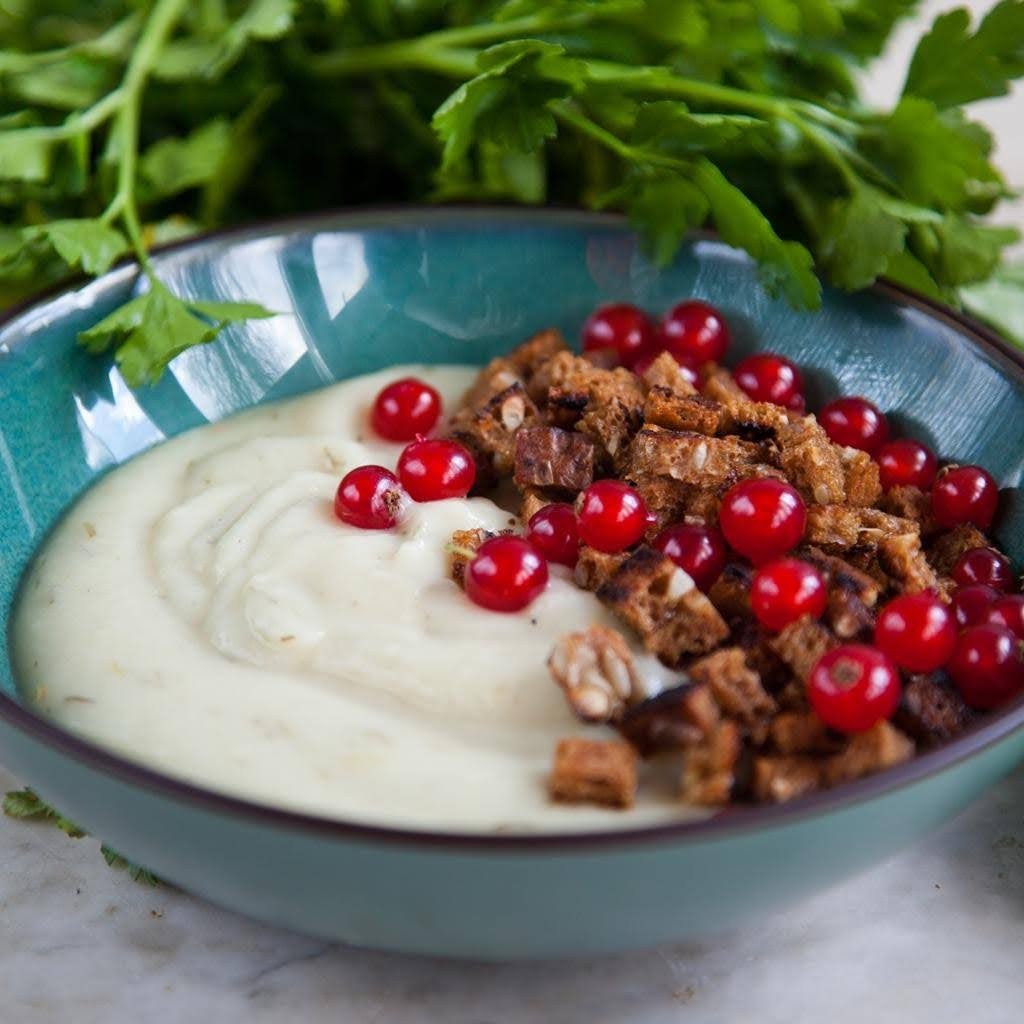 Zupa krem z grzankami i porzeczkami — z menu Pełnego Brzuszka